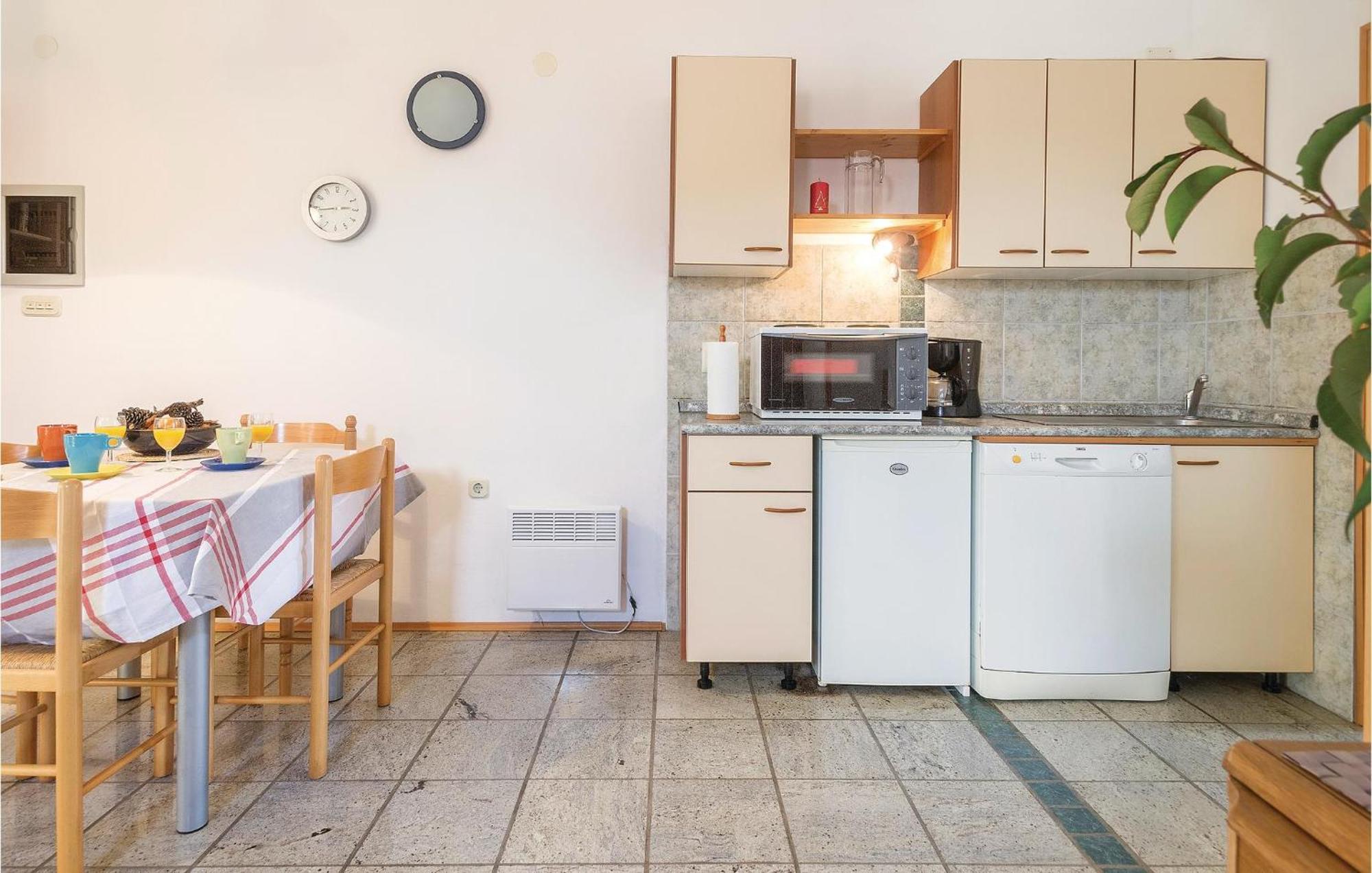 Lovely Apartment In Fazana With House Sea View Εξωτερικό φωτογραφία